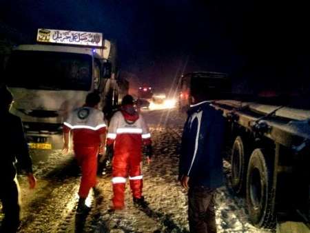 نیروهای هلال احمر به ۱۲۰ مسافر در راه مانده در اتوبان تبریز – زنجان  امدادرسانی کردند