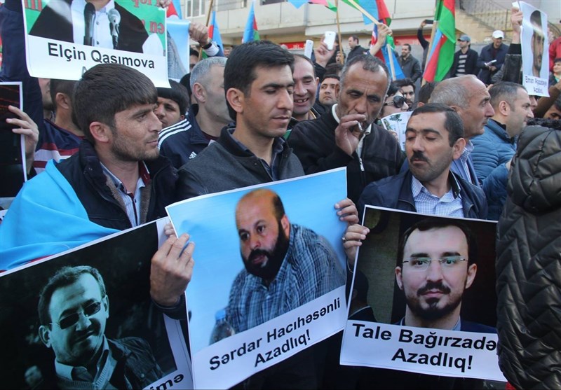 حضور چشمگیر اسلام‌گرایان در تجمع معترضان در جمهوری آذربایجان + تصاویر
