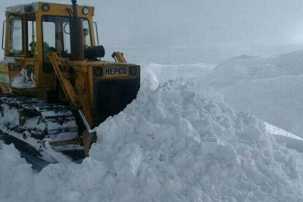 بارش برف راه ارتباطی ۱۱۰ روستای بستان آباد را مسدود کرد