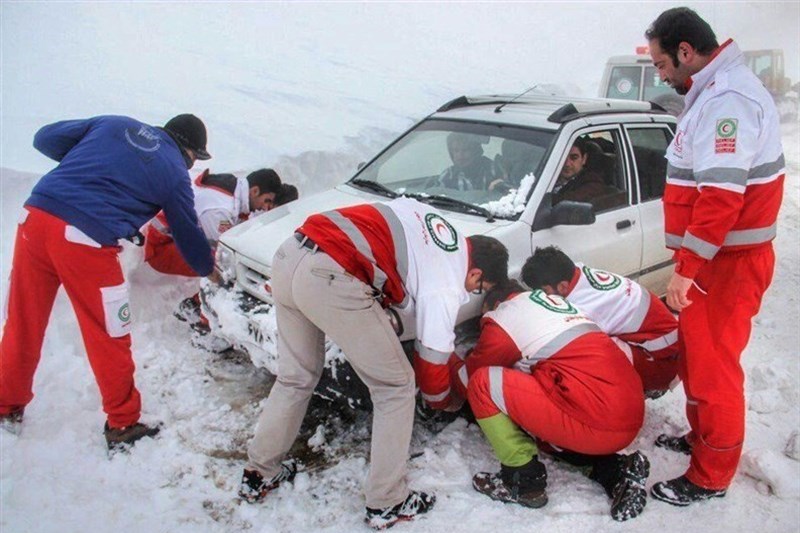 امدادرسانی نجاتگران بستان آباد به گرفتاران در برف و کولاک  آزادراه پیامبر اعظم
