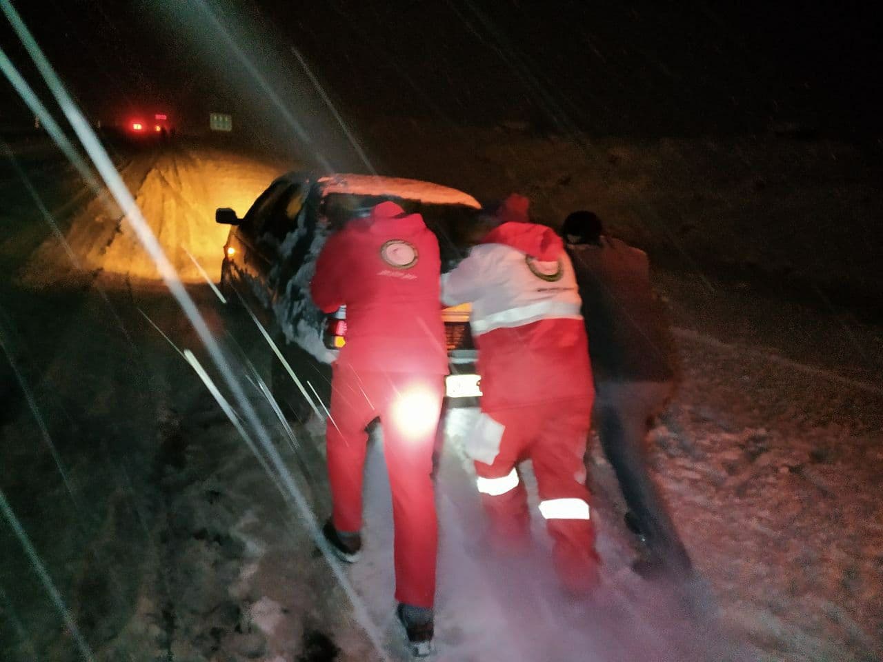 امداد رسانی نجاتگران هلال احمر شهرستان به خودرو های گرفتار در برف و کولاک